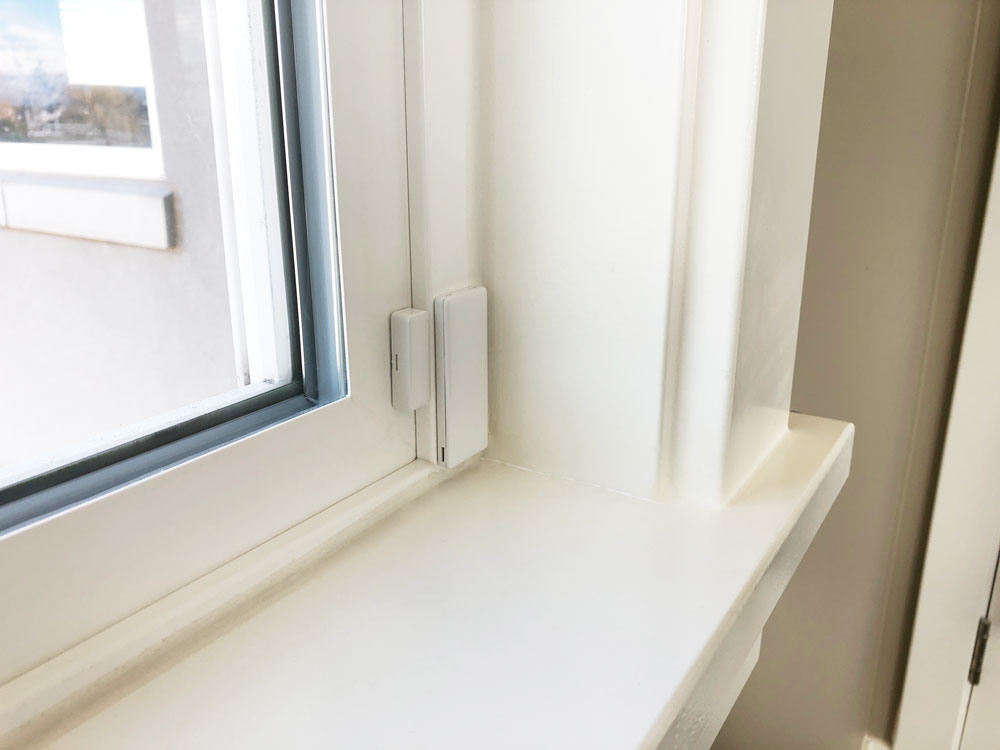 Alarm sensor on window